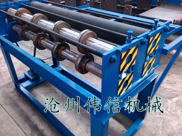 1.3米膠軸分條機(jī)(三刀) 1.3米膠軸分條機(jī)(三刀)